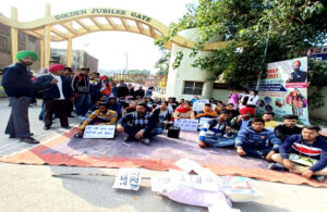 Read more about the article ਗੈਸਟ ਫੈਕਲਟੀ ਸਹਾਇਕ ਪ੍ਰੋਫੈਸਰਾਂ ਵੱਲੋਂ ਚਰਨਜੀਤ ਸਿੰਘ ਚੰਨੀ,ਪਰਗਟ ਸਿੰਘ,ਨਵਜੋਤ ਸਿੰਘ ਸਿੱਧੂ ਅਤੇ ਸਿੱਖਿਆ ਸਕੱਤਰ ਕ੍ਰਿਸ਼ਨ ਕੁਮਾਰ ਦੇ…