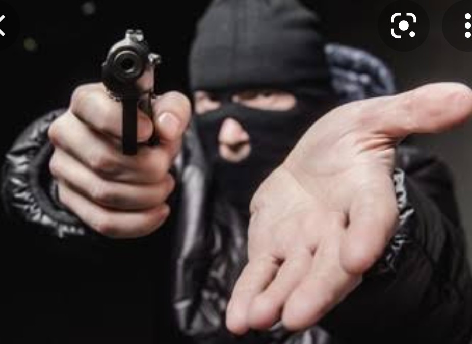 You are currently viewing ਵੱਡੀ ਖਬਰ.. ਹਥਿਆਰਬੰਦ ਲੁਟੇਰਿਆਂ ਨੇ ਹਥਿਆਰਾਂ ਦੀ ਨੋਕ ਤੇ ਖੋਹੀ ਕਾਰ,ਪੁਲਿਸ ਘਟਨਾ ਤੇ ਪਹੁੰਚੀ