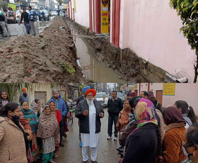 Read more about the article स्कूल के भीतर जाने के लिए बनाए गए दोनों गेटों के समक्ष खोदे गए गड्ढों से स्कूल स्टाफ तथा विद्यार्थियों को हुई परेशानी