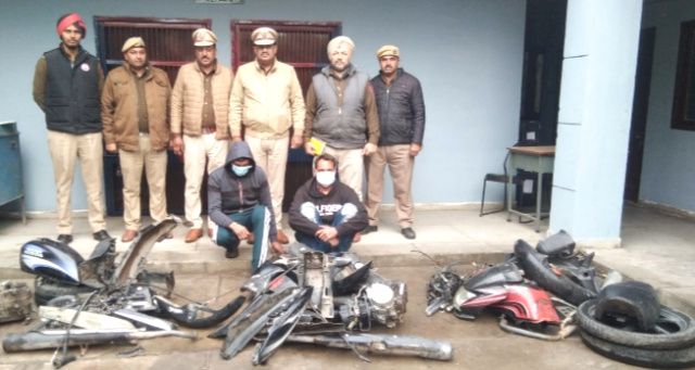 Read more about the article ਚੋਰੀ ਦੇ ਤਿੰਨ ਮੋਟਰਸਾਈਕਲਾਂ ਦੇ ਸਮਾਨ ਸਮੇਤ ਪੁਲਿਸ ਨੇ 2 ਨੌਜਵਾਨਾਂ ਨੂੰ ਕੀਤਾ ਕਾਬੂ