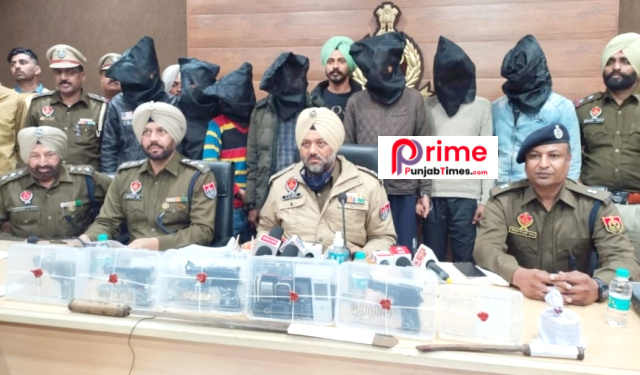 You are currently viewing ਵੱਡੀ ਖਬਰ.. ਹੁਸ਼ਿਆਰਪੁਰ : ਗੰਨ ਪੁਆਇੰਟ ਤੇ ਕਾਰਾਂ ਅਤੇ ਪੈਟਰੋਲ ਪੰਪ ਲੁੱਟਣ ਵਾਲੇ ਇੰਟਰਸਟੇਟ ਗੈਂਗ ਦੇ 7 ਵਿਅਕਤੀਆਂ ਨੂੰ ਪੁਲਿਸ ਨੇ ਕੀਤਾ ਗ੍ਰਿਫਤਾਰ