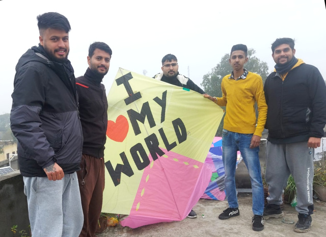 You are currently viewing लोहड़ी का त्योहार  धूमधाम  तथा हर्षोल्लास से मनाया