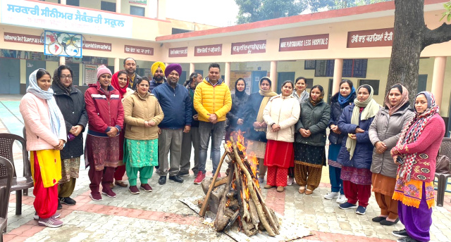 You are currently viewing ਸੀਨੀਅਰ ਸੈਕੰਡਰੀ ਸਮਾਰਟ ਸਕੂਲ ਅੰਬਾਲਾ ਜੱਟਾਂ ਦੇ ਪਰਿਵਾਰ ਵਲੋਂ ਲੋਹੜ੍ਹੀ ਦਾ ਤਿਉਹਾਰ ਧੂਮਧਾਮ ਨਾਲ ਮਨਾਇਆ 