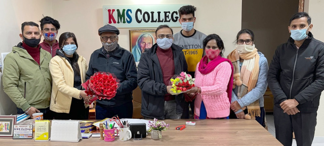 You are currently viewing ਕੇ.ਐਮ.ਐਸ ਕਾਲਜ ਵਿਖੇ ਚੇਅਰਮੈਨ ਅਤੇ ਡਾਇਰੈਕਟਰ ਦਾ ਵਿਦੇਸ਼ ਯਾਤਰਾ ਤੋਂ ਪਰਤਣ ਤੇ ਕੀਤਾ ਨਿੱਘਾ ਸਵਾਗਤ : ਐਚ.ਓ.ਡੀ ਰਾਜੇਸ਼ ਕੁਮਾਰ
