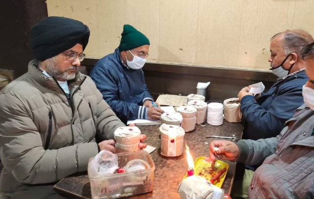 Read more about the article ਜ਼ਿਲ੍ਹਾ ਸਿਹਤ ਅਫਸਰ ਡਾ.ਲਖਵੀਰ ਸਿੰਘ ਅਤੇ ਉਨ੍ਹਾਂ ਦੀ ਟੀਮ ਨੇ ਦੁੱਧ ਅਤੇ ਦੁੱਧ ਪਦਾਰਥਾਂ ਤੋਂ ਬਣਨ ਵਾਲੀਆਂ ਵਸਤੂਆਂ ਦੇ ਵੱਖ ਵੱਖ 11 ਸੈਂਪਲ ਭਰੇ