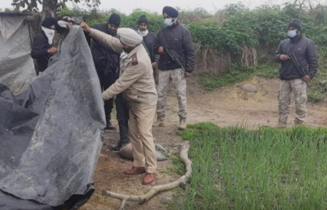 You are currently viewing विधानसभा चुनाव व सर्दी में पाकिस्तान की ओर से घुसपैठ की आशंका को लेकर बी एस एफ व पुलिस ने बड़े स्तर पर चलाया सर्च आपरेशन