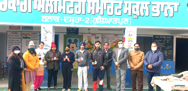 Read more about the article ਵਿਧਾਨ ਸਭਾ ਹਲਕਾ ਉੜਮੁੜ -41’ਚ ਸਵੀਪ ਦੀਆਂ ਗਤੀਵਿਧੀਆਂ ਤਹਿਤ ਨਵੇਂ ਬਣੇ ਵੋਟਰਾਂ ਨੂੰ ਵੋਟਰ ਕਾਰਡ ਵੰਡੇ