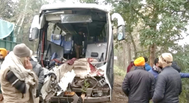 You are currently viewing ਵੱਡੀ ਖਬਰ.. ਹੁਸ਼ਿਆਰਪੁਰ . ਪੰਜਾਬ ਰੋਡਵੇਜ ਬੱਸ ਤੇ ਕੈਂਟਰ ਦੀ ਜਬਰਦਸਤ ਟੱਕਰ ‘ਚ ਬੱਸ ਡਰਾਈਵਰ ਤੇ ਕੰਡਕਟਰ ਦੀ ਮੌਤ, 4 ਜਖਮੀ