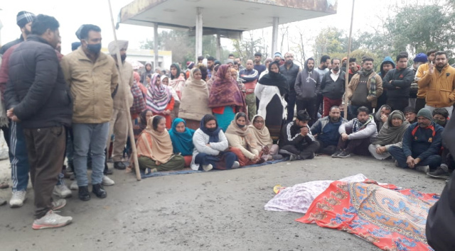 You are currently viewing LATEST.. ओवरलोड टिप्पर की टक्कर लगने से महिला की मौत, परिवारिक सदस्यों ने सड़क पर शव रखकर किया प्रदर्शन