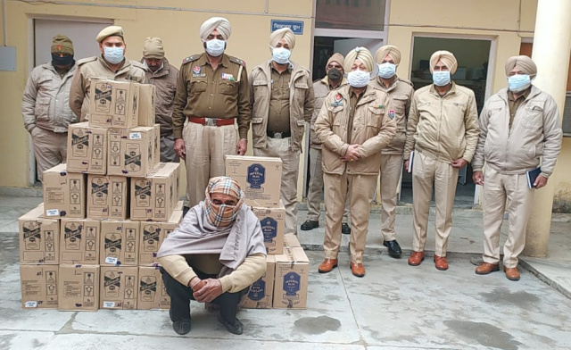 You are currently viewing *गांव हाज़ीपुर मिर्जापुर में एक डेरे से भारी मात्रा में 43 पेटियां अंग्रेजी शराब समेत एक गिरफ्तार*