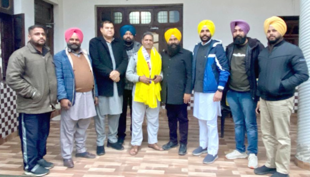 You are currently viewing ਕਾਂਗਰਸ ਦੇ ਸਾਬਕਾ ਸਰਪੰਚ ਸ਼ਾਮ ਲਾਲ ਰਮਦਾਸਪੁਰ ਅਤੇ ਮੌਜੂਦਾ ਸਰਪੰਚ ਬਲਵੰਤ ਸਿੰਘ ਆਪ ‘ਚ ਸ਼ਾਮਲ