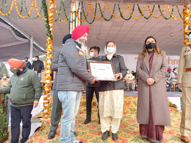 Read more about the article ਕੈਬਨਿਟ ਮੰਤਰੀ ਵਲੋਂ ਗਣਤੰਤਰ ਦਿਵਸ ਮੌਕੇ ਸ.ਦਲਜੀਤ ਸਿੰਘ ਡੀ ਐਮ ਸਪੋਰਟਸ ਵਿਸ਼ੇਸ਼ ਸਨਮਾਨ ਨਾਲ ਸਨਮਾਨਿਤ