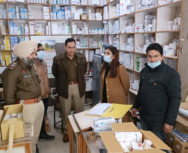 You are currently viewing LATEST.. ਸ਼ਾਹਪੁਰ ਚੌਂਕ ਵਿਖੇ ਛਾਪਾਮਾਰੀ ਕਰਕੇ ਮੈਡੀਕਲ ਏਜੰਸੀ ਤੋਂ ਪਕੜੀਆਂ 8430 ਗੋਲੀਆਂ