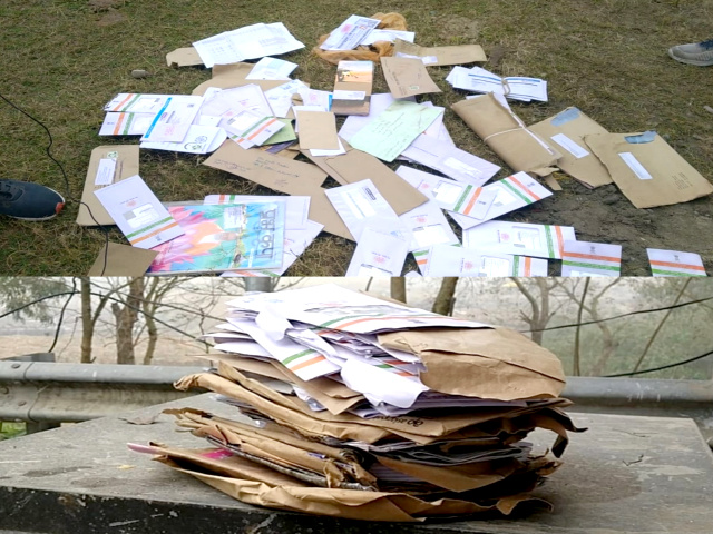 You are currently viewing बडी खबर.. डाक विभाग के कर्मचारियों की बडी लापरवाही,लोगों के 100 के करीब आधार कार्ड व जरूरी दस्तावेज पुल के पास लावारिस अवस्था में पड़े मिले 