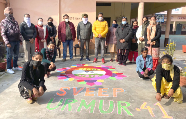 You are currently viewing ਰੰਗੋਲੀ ਬਣਾ,ਵੋਟਰਾਂ ਨੂੰ ਕੀਤਾ ਉਤਸਾਹਿਤ : ਡਾ ਕੁਲਦੀਪ ਮਨਹਾਸ