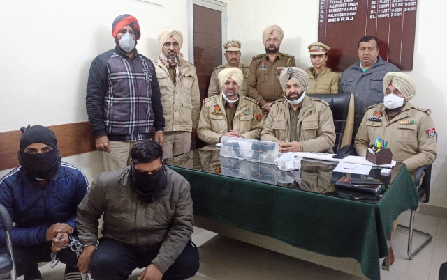 Read more about the article ਹੁਸ਼ਿਆਰਪੁਰ ਪੁਲਿਸ ਨੂੰ ਮਿਲੀ ਵੱਡੀ ਸਫਲਤਾ, 60 ਗ੍ਰਾਮ ਨਸ਼ੀਲਾ ਪਾਊਡਰ,02 ਪਿਸਟਲ 32 ਬੋਰ,04 ਰੌਦ ਜਿੰਦਾ 32 ਬੋਰ ਸਮੇਤ 2 ਕਾਬੂ 