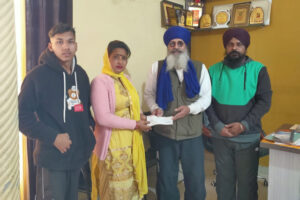 Read more about the article ਕੈਂਸਰ ਪੀੜਤ ਮਰੀਜ਼ ਦੇ ਇਲਾਜ ਦੇ ਲਈ ਬਾਬਾ ਦੀਪ ਸਿੰਘ ਸੇਵਾ ਦਲ ਵਲੋਂ 20 ਹਜਾਰ ਰੁਪਏ ਦੀ ਆਰਥਿਕ ਸਹਾਇਤਾ ਭੇਂਟ 