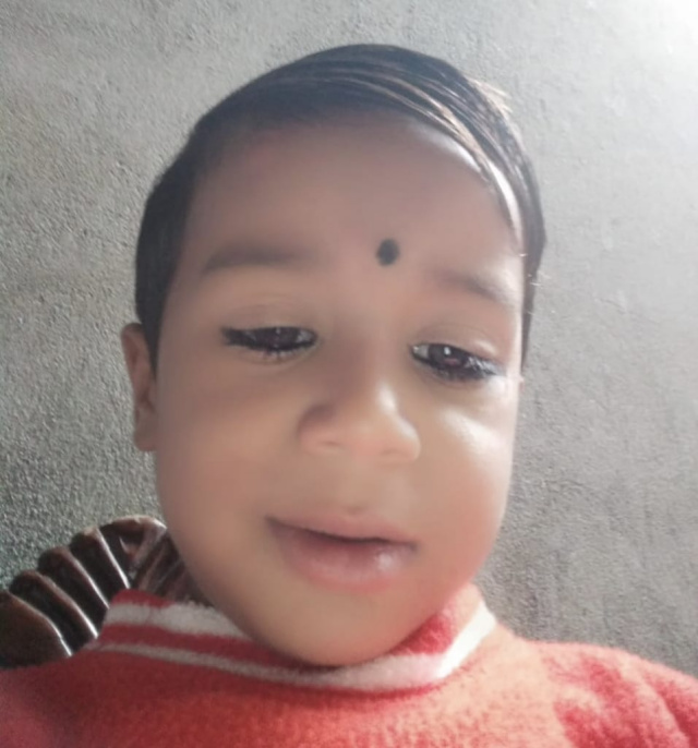 You are currently viewing ਪਤੰਗ ਵੱਲ ਦੇਖਦੇ 5 ਸਾਲਾਂ ਬੱਚਾ ਛੱਪੜ ‘ਚ ਡਿੱਗਿਆ,ਵੱਡੀ ਭੈਣ ਨੇ ਉਸਨੂੰ ਬਚਾਉਣ ਲਈ ਉਸਦੇ ਪਿੱਛੇ ਛੱਪੜ ਵਿੱਚ ਲਗਾਈ ਛਾਲ,ਪਰ.. ਦੇਖੋ ਪੂਰੀ ਖਬਰ