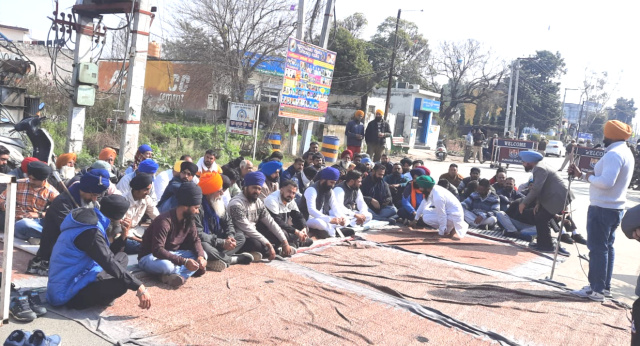 You are currently viewing ਸਕੂਲ ਨੂੰ ਖੋਲ੍ਹਣ ਲਈ ਕਿਸਾਨ ਮਜ਼ਦੂਰ ਯੂਨੀਅਨ ਗੜਦੀਵਾਲਾ ਵਲੋਂ ਜੱਕਾ ਜਾਮ ਕਰਕੇ ਕੀਤਾ ਰੋਸ਼ ਪ੍ਰਦਰਸ਼ਨ