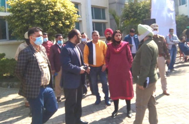 You are currently viewing ਵਿਧਾਨ ਸਭਾ ਚੋਣਾਂ-2022; ਚੋਣ ਪ੍ਰਕਿਰਿਆ ਦਾ ਹਿੱਸਾ ਬਣਨ ’ਤੇ ਮਾਣ ਮਹਿਸੂਸ ਕਰਨ ਪੋਲਿੰਗ ਸਟਾਫ਼ : ਜ਼ਿਲ੍ਹਾ ਚੋਣ