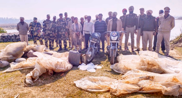 You are currently viewing ਦਸੂਹਾ : ਟੇਰਕਿਆਣਾ ਦੇ ਨਾਲ ਲੱਗਦੇ ਬਿਆਸ ਦਰਿਆ ਦੇ ਮੰਡ ਏਰੀਆ ਚੋਂ ਪੁਲਿਸ ਵਲੋਂ ਭਾਰੀ ਮਾਤਰਾ ‘ਚ ਲਾਹਣ(ਦੇਸੀ ਸ਼ਰਾਬ) ਬਰਾਮਦ 