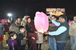 Read more about the article ਵੋਟਰ ਜਾਗਰੂਕਤਾ ਲਈ ਜ਼ਿਲ੍ਹਾ ਪ੍ਰਸ਼ਾਸਨ ਦੀ ਬੇਹਤਰੀਨ ਪਹਿਲ, ਸਕਾਈ ਸ਼ਾਟ ਤੇ ਸਕਾਈ ਲਾਲਟੈਨ ਨਾਲ ਜਗਮਗਾਇਆ ਅਸਮਾਨ