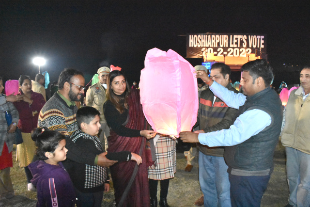 Read more about the article ਵੋਟਰ ਜਾਗਰੂਕਤਾ ਲਈ ਜ਼ਿਲ੍ਹਾ ਪ੍ਰਸ਼ਾਸਨ ਦੀ ਬੇਹਤਰੀਨ ਪਹਿਲ, ਸਕਾਈ ਸ਼ਾਟ ਤੇ ਸਕਾਈ ਲਾਲਟੈਨ ਨਾਲ ਜਗਮਗਾਇਆ ਅਸਮਾਨ