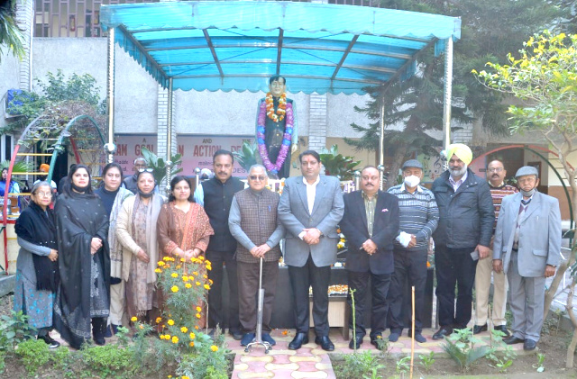 Read more about the article स्वं श्री चरणजीत खोसला की नौवीं पुण्यतिथि पर आर. डी. खोसला विद्यालय में अर्पित की भावभीनी श्रद्धांजलि