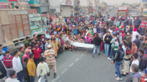 Read more about the article ਦਸੂਹਾ : ਲੜਕੀ ਵੱਲੋਂ ਖੁਦਕੁਸ਼ੀ ਕਰਨ ਤੇ ਲੜਕੀ ਪਰਿਵਾਰ ਵਲੋਂ ਕੀਤਾ ਰੋਡ ਜਾਮ