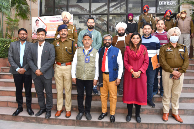 You are currently viewing ਹੁਸ਼ਿਆਰਪੁਰ : ਮੁੱਖ ਚੋਣ ਅਫ਼ਸਰ ਨੇ ਸਟਰਾਂਗ ਰੂਮਾਂ ਦੀ ਕੀਤੀ ਚੈਕਿੰਗ