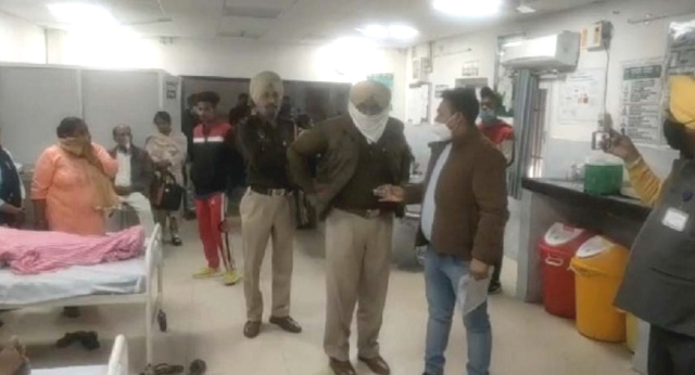 Read more about the article ਵੱਡੀ ਖਬਰ.. ਘਰ ਤੋਂ ਲਾਪਤਾ ਪ੍ਰੇਮੀ ਜੋੜੇ ਨੇ ਹੋਟਲ ਦੇ ਕਮਰੇ ‘ਚ ਨਿਗਲਿਆ ਜਹਿਰ, ਮੌਤ.. ਜਾਣੋ ਪੂਰੀ ਖਬਰ..