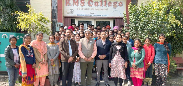 You are currently viewing ਕੇ.ਐਮ.ਐਸ ਕਾਲਜ ਦੇ ਵਿਦਿਆਰਥੀਆਂ ਨੇ ਯੂਕਰੇਨ ਵਿੱਚ ਪੜ੍ਹਨ ਗਏ ਪੰਜਾਬ ਦੇ ਵਿਦਿਆਰਥੀਆਂ ਨੂੰ ਸੁਰੱਖਿਅਤ ਭਾਰਤ ਵਾਪਸ ਲਿਆਉਣ ਲਈ ਪ੍ਰਧਾਨ ਮੰਤਰੀ ਅਤੇ ਵਿਦੇਸ਼ ਮੰਤਰੀ ਤੋਂ ਕੀਤੀ ਮੰਗ : ਪ੍ਰਿੰਸੀਪਲ ਡਾ.ਸ਼ਬਨਮ ਕੌਰ