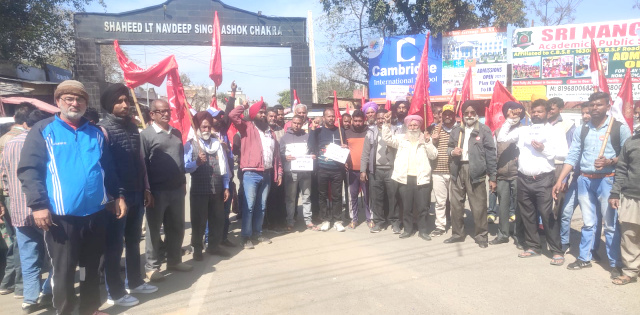 Read more about the article ਵੱਖ ਵੱਖ ਜਨਤਕ ਜਥੇਬੰਦੀਆਂ ਵੱਲੋਂ ਯੂਕਰੇਨ ਉੱਪਰ ਰੂਸੀ ਹਮਲੇ ਦੇ ਵਿਰੋਧ ਵਿੱਚ ਮੁਜ਼ਾਹਰਾ ਕੀਤਾ ਗਿਆ , ਸੰਸਾਰ ਅਮਨ ਵਾਸਤੇ ਨਾਟੋ ਸਮੇਤ ਬਾਕੀ ਫੌਜੀ ਗਠਜੋੜ ਭੰਗ ਕੀਤੇ ਜਾਣ