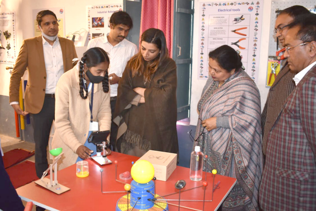 You are currently viewing ਜ਼ਿਲ੍ਹਾ ਪ੍ਰਸ਼ਾਸਨ ਦੀ ਵਿਸ਼ੇਸ਼ ਪਹਿਲ : ਵਿਦਿਆਰਥੀਆਂ ਦੀ ਵਿਗਿਆਨਕ ਸੋਚ ਪ੍ਰਫੁਲਤ ਕਰਨ ਲਈ ਸਟੈਮ ਲੈਬਜ਼ ਦੀ ਸ਼ੁਰੂਆਤ