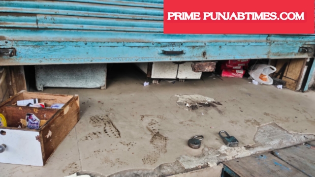 You are currently viewing BREAKING गढ़दीवाला चोंरो ने एक ही रात में 2 दुकानों को बनाया निशाना..इलाके में दहशत का माहौल