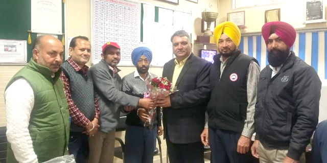 Read more about the article ਹੈਲਥ ਇੰਸਪੈਕਟਰ ਤੇ ਸਟਾਫ ਨਰਸ ਐਸੋਸੀਏਸ਼ਨ ਦੀ ਟੀਮ ਵਲੋਂ SMO ਡਾ ਸੁਨੀਲ ਚੰਦ ਨੂੰ ਗੁਲਦਸਤਾ ਭੇਂਟ ਕਰਕੇ ਦਿੱਤੀਆਂ ਸ਼ੁੱਭ ਕਾਮਨਾਵਾਂ