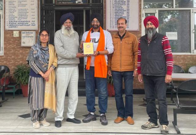 You are currently viewing ਖ਼ਾਲਸਾ ਕਾਲਜ ਗੜ੍ਹਦੀਵਾਲਾ ਵਿਖੇ ਕਾਲਜ ਦੇ ਪੁਰਾਣੇ ਵਿਦਿਆਰਥੀ ਤੇ ਉੱਘੇ ਲੇਖਕ ਸ.ਹਰਕੀਰਤ ਸਿੰਘ ਸੰਧਰ ਦਾ ਸਨਮਾਨ