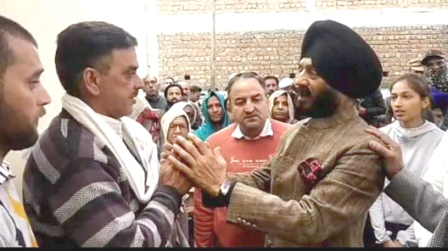 Read more about the article अरुणाचल प्रदेश में शहीद हुए अक्षय पठानिया के घर पहुंचे ऑल इंडिया एंटी टेरेरिस्ट फ्रंट के चेयरमैन मनिंदर सिंह बिट्टा