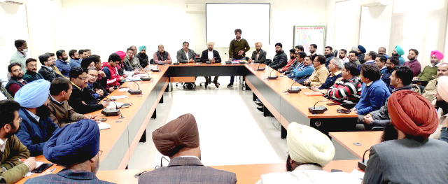 You are currently viewing विधान सभा क्षेत्र उड़मुड़ के गिनती स्टाफ  की करवाई गई ट्रेनिंग