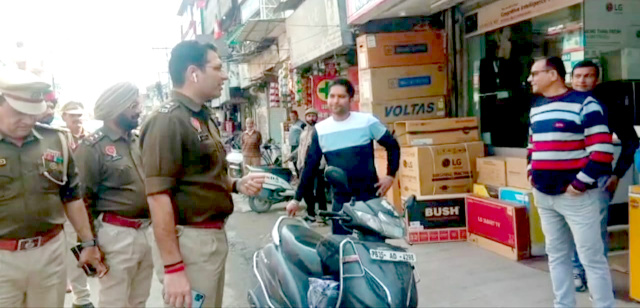 You are currently viewing दुकानदार अपनी हदबंदी के अंदर ही सामान रखें,कानून की उल्लंघना करने पर की जाएगी सख्त कार्रवाई : एसएसपी सुरेंद्र लांबा