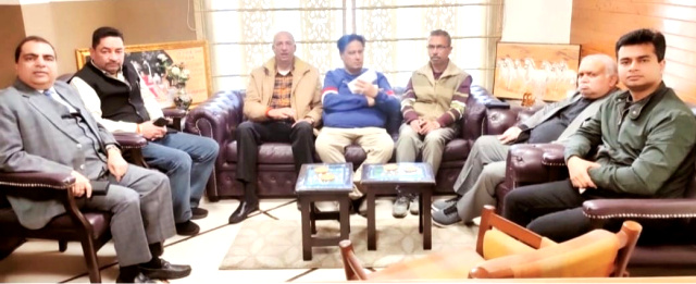 You are currently viewing उद्योगपतियों की ओर से उद्योग के सामने आ रहे संकट पर चर्चा करने के लिए हुई अहम मीटिंग