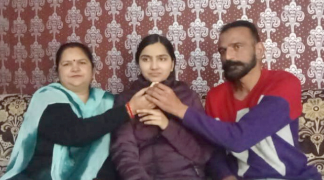 You are currently viewing ਯੂਕਰੇਨ ਤੋਂ ਪਰਤੀ ਧੀ ਨੂੰ ਵੇਖ ਮਾਪਿਆਂ ਦਾ ਸਾਰਾ ਦੁੱਖ ਖ਼ੁਸ਼ੀ ਦੇ ਹੰਝੂਆਂ ‘ਚ ਵਹਿ ਗਿਆ  ਰੀਟਾ ਨੂੰ ਵੇਖ ਮਾਪਿਆਂ ‘ਚ ਖੁਸ਼ੀ,