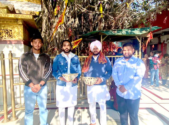 You are currently viewing ਚੌਧਰੀ ਰਾਜਵਿੰਦਰ ਸਿੰਘ ਰਾਜਾ ਨੇ ਸਾਥੀਆਂ ਸਮੇਤ ਮਾਤਾ ਚਿੰਤਪੁਰਨੀ ਦਰਬਾਰ ਨਤਮਸਤਕ ਹੋ ਕੇ ਜਸਵੀਰ ਸਿੰਘ ਰਾਜਾ ਦੀ ਜਿੱਤ ਲਈ ਕੀਤੀ ਅਰਦਾਸ