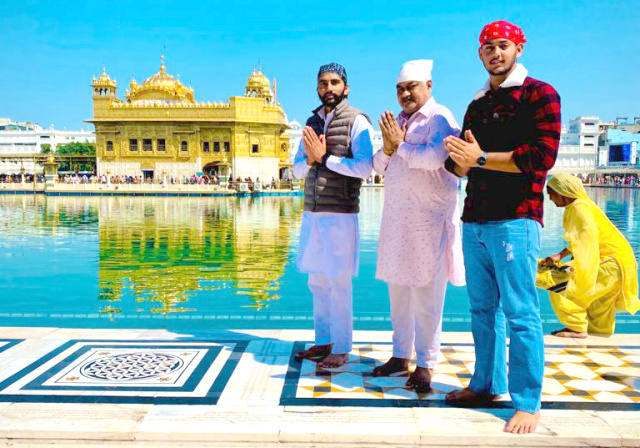 You are currently viewing ਜਸਵੀਰ ਸਿੰਘ ਰਾਜਾ ਗਿੱਲ ਦੀ ਜਿੱਤ ਲਈ ਵਾਹਿਗੁਰੂ ਦੇ ਚਰਨਾਂ ਚ ਕੀਤੀ ਅਰਦਾਸ,ਚੌਧਰੀ ਰਾਜਵਿੰਦਰ ਰਾਜਾ ਸਾਥੀਆਂ ਸਮੇਤ ਦਰਬਾਰ ਸਾਹਿਬ ਹੋਏ ਨਤਮਸਤਕ