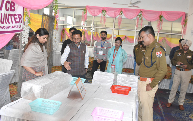 You are currently viewing ਜ਼ਿਲ੍ਹਾ ਚੋਣ ਅਫ਼ਸਰ ਨੇ ਗਿਣਤੀ ਕੇਂਦਰਾਂ ਦਾ ਕੀਤਾ ਦੌਰਾ; ਸਮੁੱਚੇ ਪ੍ਰਬੰਧਾਂ ਦਾ ਲਿਆ ਜਾਇਜ਼ਾ