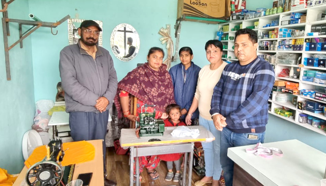 You are currently viewing ਸੁਨੀਤਾ ਚੈਰੀਟੇਬਲ ਹਸਪਤਾਲ ਬਲਾਚੌਰ ਵਲੋਂ ਦਿਵਿਆਂਗ ਔਰਤ ਨੂੰ ਸਿਲਾਈ ਮਸ਼ੀਨ ਦੇ ਕੇ ਕੀਤੀ ਸਹਾਇਤਾ