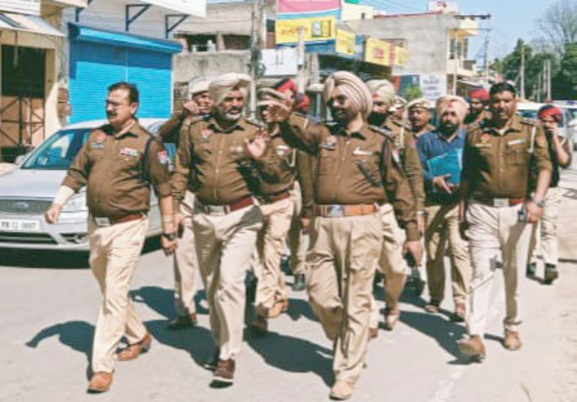 You are currently viewing ਪੁਲਿਸ ਵਲੋਂ ਚੋਣਾ ਸਬੰਧੀ ਨਤੀਜ਼ੇ ਦੇ ਮੱਦੇਨਜ਼ਰ ਭਾਰੀ ਪੁਲਿਸ ਫੋਰਸ ਨਾਲ ਕੱਢਿਆ ਫਲੈਗ ਮਾਰਚ