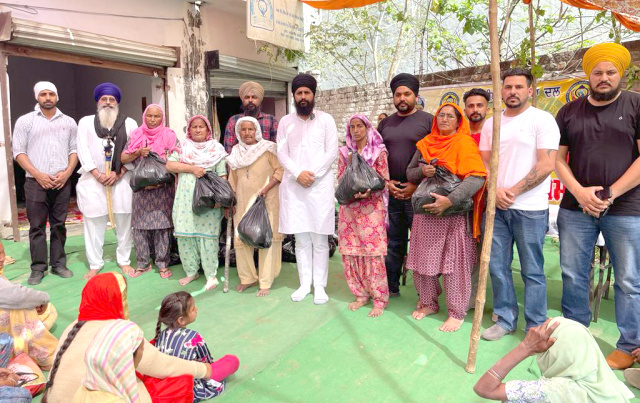 You are currently viewing ਬਾਬਾ ਦੀਪ ਸਿੰਘ ਸੇਵਾ ਦਲ ਅਤੇ ਵੈਲਫੇਅਰ ਸੁਸਾਇਟੀ ਵਲੋਂ 75 ਵੇਂ ਮਹੀਨਾਵਾਰ ਰਾਸ਼ਨ ਵੰਡ ‘ਚ 300 ਦੇ ਕਰੀਬ ਜਰੂਰਤਮੰਦਾਂ ਨੂੰ ਵੰਡਿਆ ਰਾਸ਼ਣ