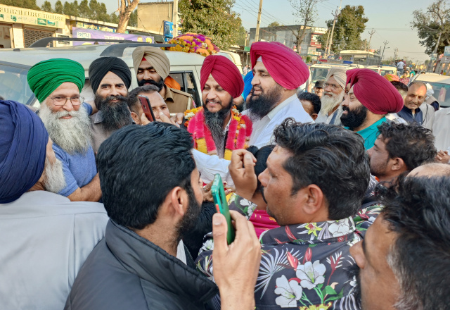 You are currently viewing ਐਡਵੋਕੇਟ ਕਰਮਵੀਰ ਘੁੰਮਣ ਦੇ ਗੜ੍ਹਦੀਵਾਲਾ ਪਹੁੰਚਣ ਤੇ ਹੋਇਆ ਭਰਵਾਂ ਸਵਾਗਤ