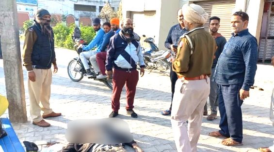 You are currently viewing ਵੱਡੀ ਖਬਰ.. ਦਾਣਾ ਮੰਡੀ ਨੂੰ ਜਾਣ ਵਾਲੀ ਸੜਕ ਤੋਂ ਵਿਅਕਤੀ ਦੀ ਮਿਲੀ ਲਾਸ਼